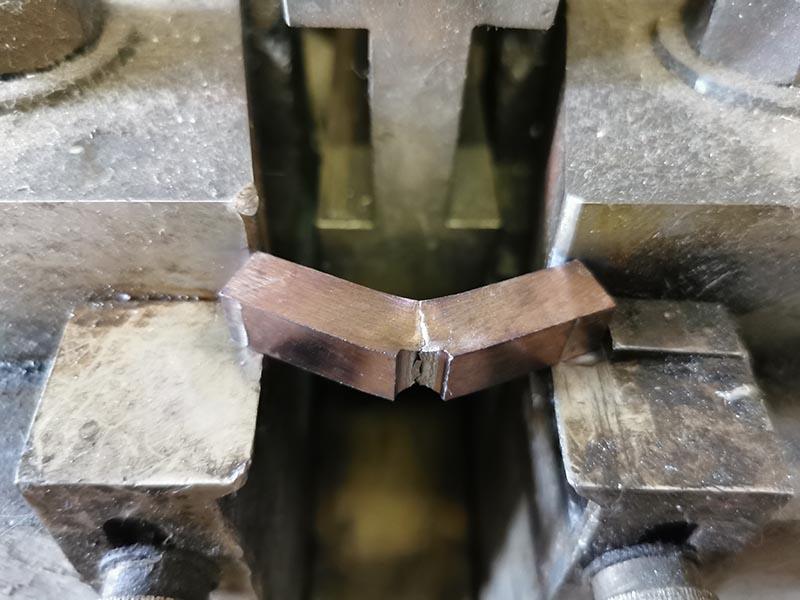 Образец после испытания на ударный изгиб после механического старения по Шарпи