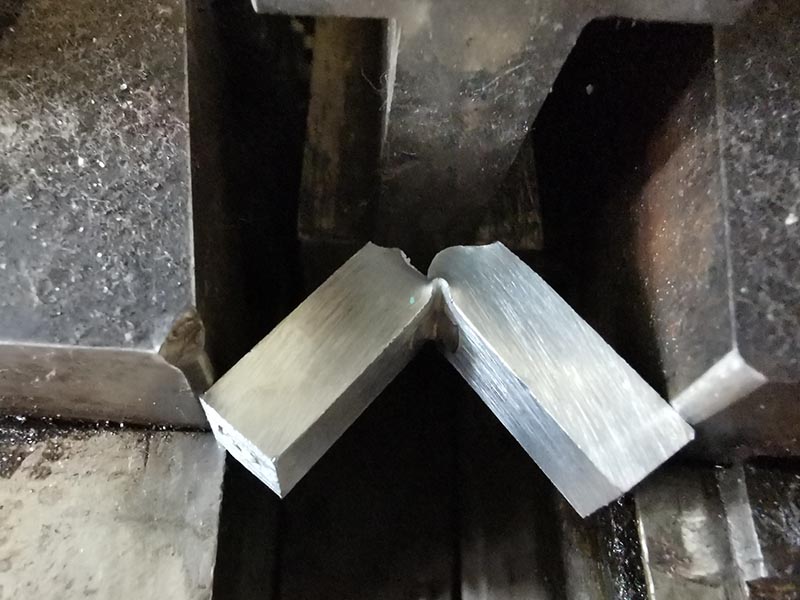 Образец после испытания на ударный изгиб при комнатной температуре по Шарпи